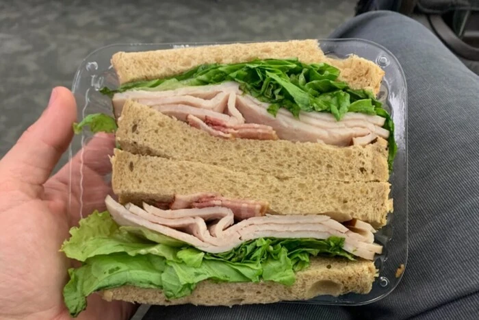 Strafe für Sandwich: Fluggesellschaften warnen Passagiere vor Regel