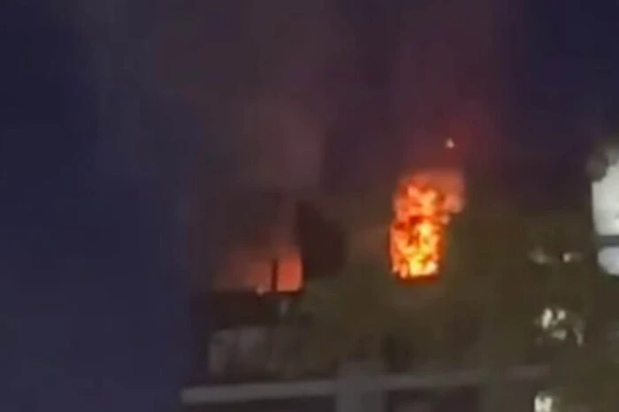 В Подмосковье дрон попал в многоэтажку, возник пожар (видео)