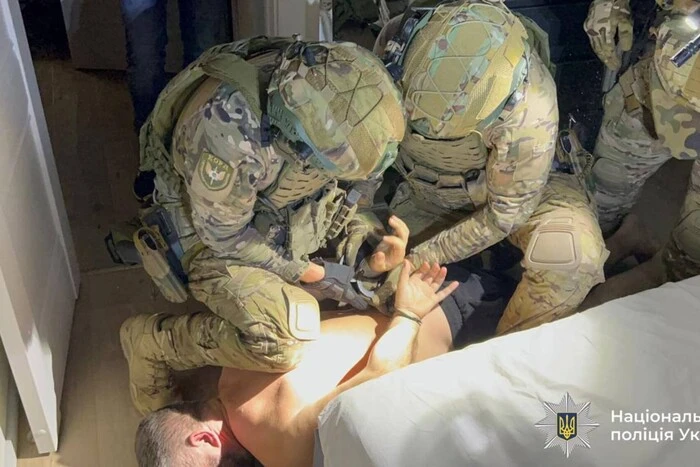 В Виннице полиция задержала мужчину, который побил женщину и стрелял в прохожего
