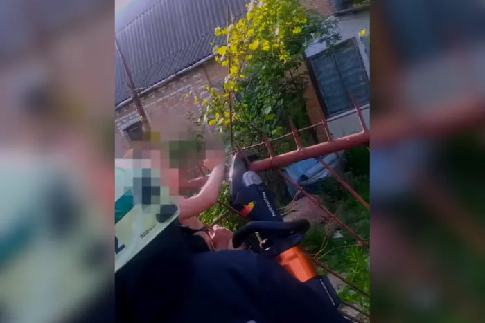 На Вінниччині рятувальники визволили хлопчика, що застряг у металевому паркані