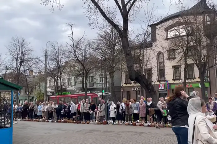 Паска в закладці для Московської і Української церков