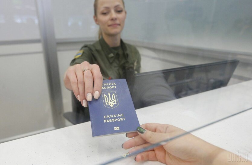 В Україні дозволили множинне громадянство: хто зможе отримати другий паспорт