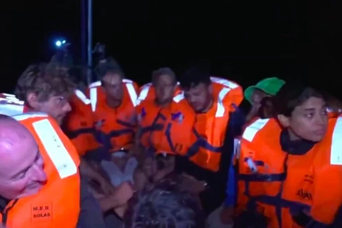 Israeli military has detained a boat with Greta Thunberg on the way to Gaza (Video)