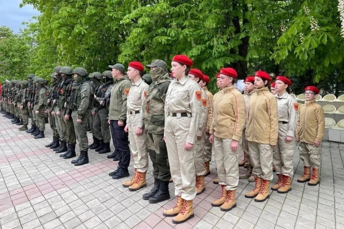 Rosja planuje stworzyć obozy wojskowe dla dziewcząt na okupowanych terenach Ukrainy – CNS