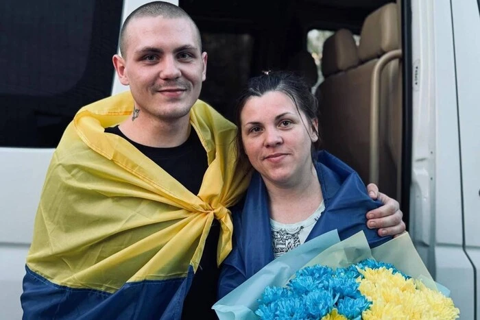 Звільнені з полону мама і син зустрілись у автобусі