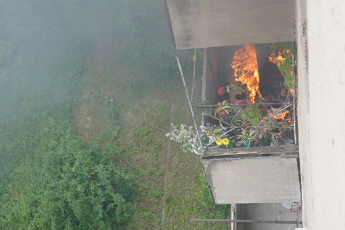 In Uzhgorod hat eine Frau eine brennende Decke auf den Balkon der Nachbarn geworfen