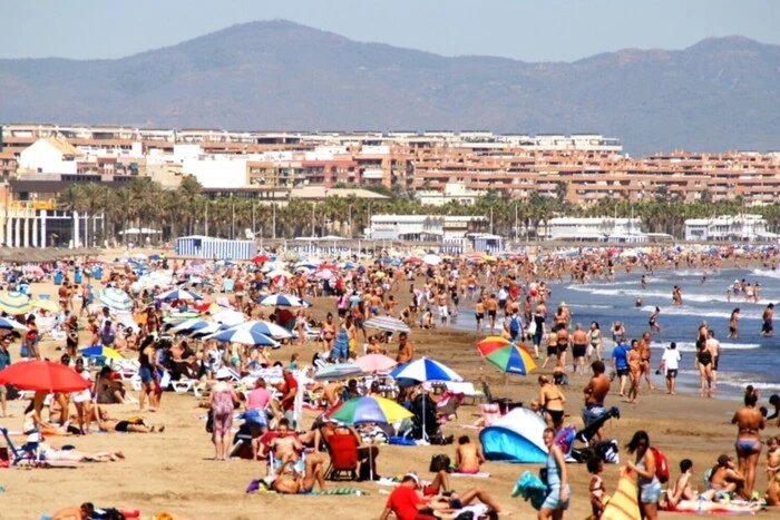 Beliebter Ferienort in Spanien schließt Strände wegen mysteriöser Substanz im Sand