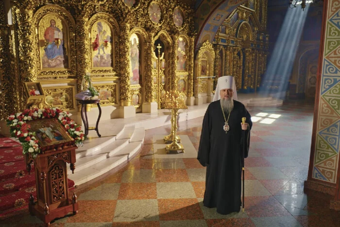 Митрополит Епіфаній молиться перед алтарем