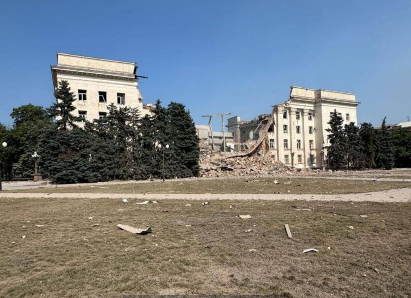 Russia destroyed the building of the Kherson Regional State Administration with a repeated strike: Umierov declared systematic terror and genocide