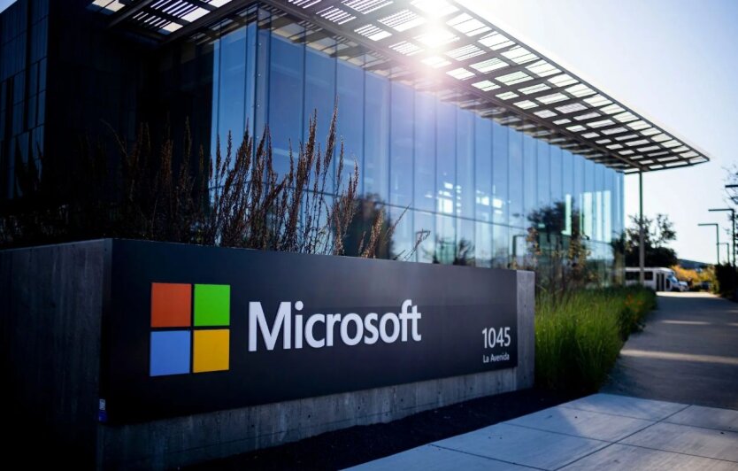 Microsoft skróciła setki miejsc pracy w kontekście miliardowych inwestycji w AI