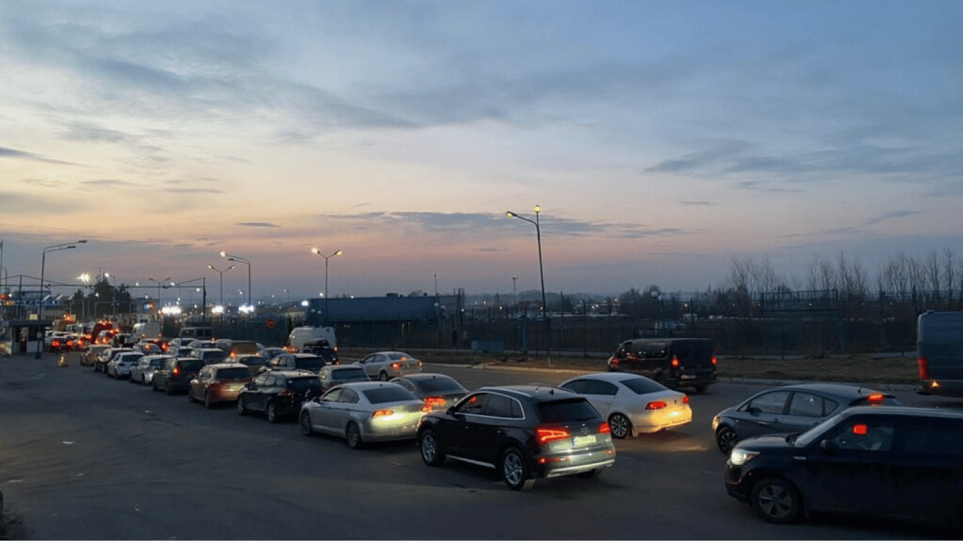 Am Grenzübergang stecken Dutzende Autos fest - wie sind die Warteschlangen an der Grenze?