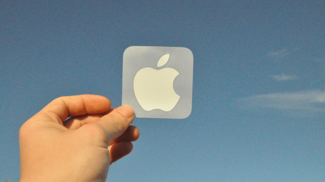 Чому Apple припинила вкладати фірмові наліпки до iPhone