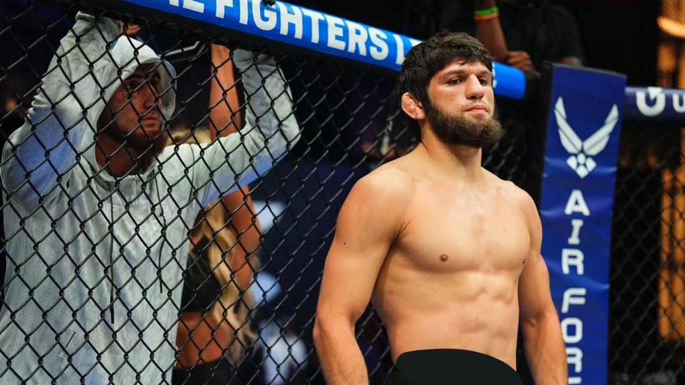 Ein bekannter MMA-Kämpfer wurde in Russland mit einer Waffe angegriffen