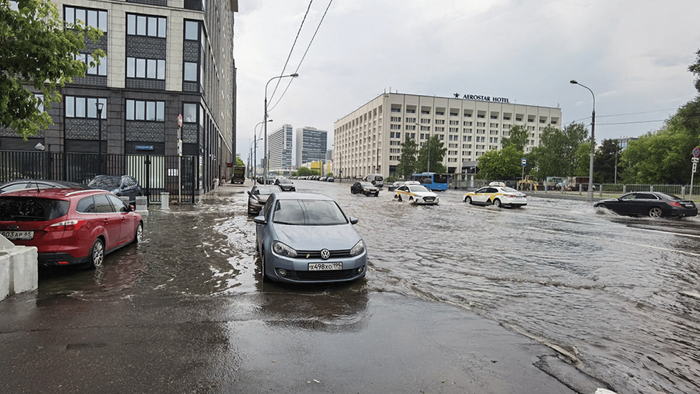 Москва ушла под воду — затопило даже Государственную Думу