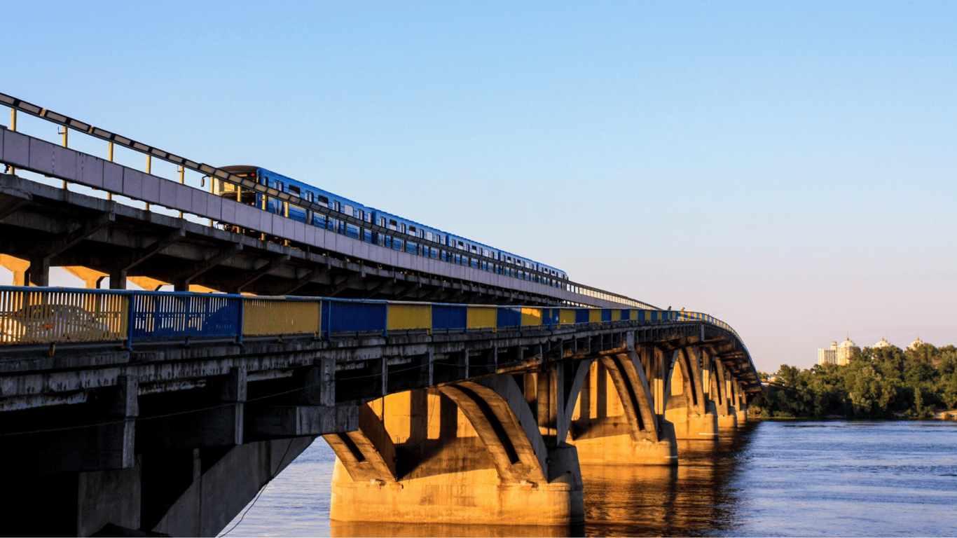 In Kiew wurde die planmäßige Reparatur der Metrobrücke wegen schlechtem Wetter verschoben