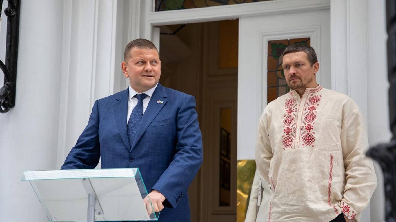 Перемога Усика над Дюбуа — Залужний привітав боксера