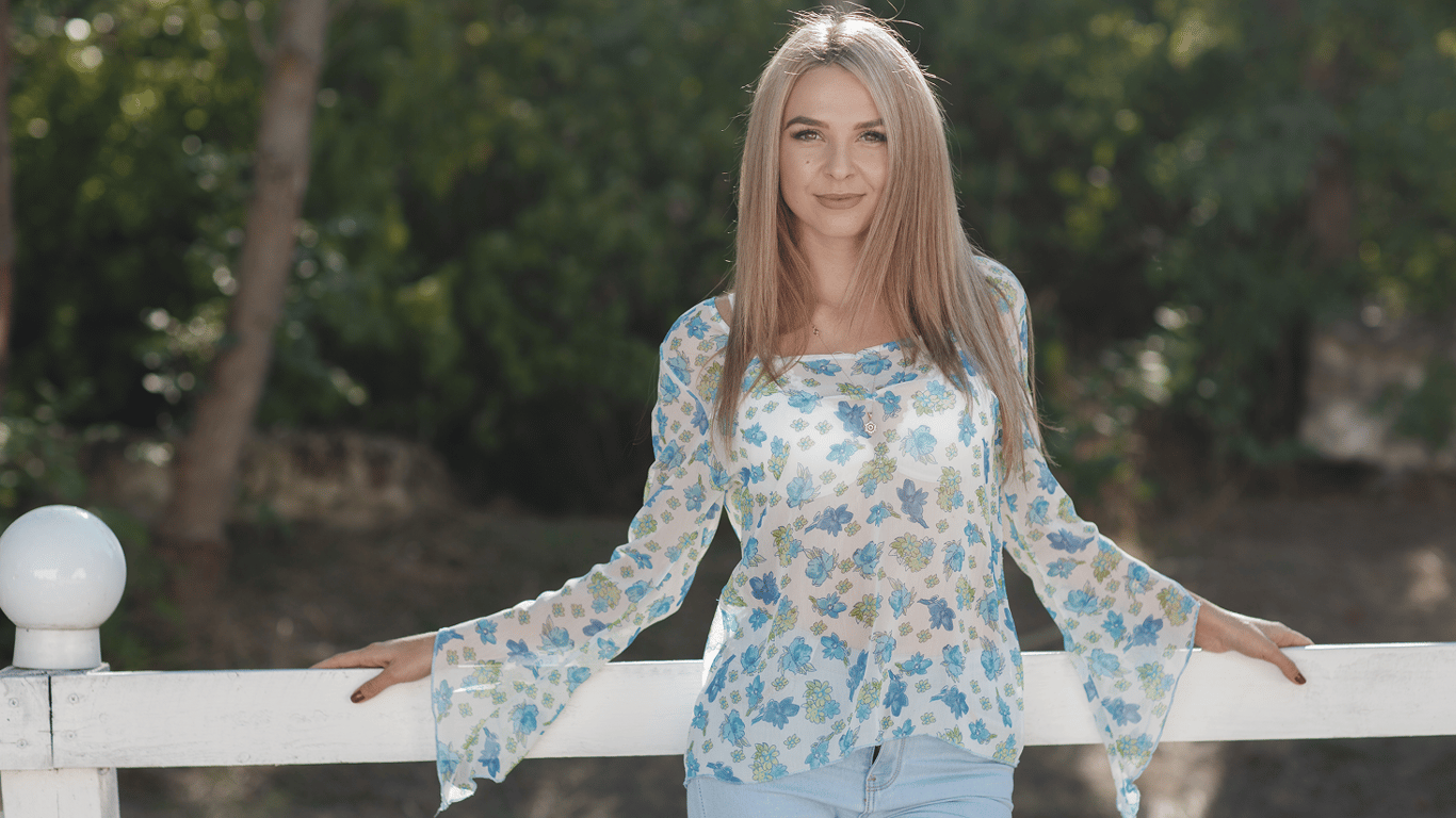 Another trend from the 2000s returns — how to wear long blouses